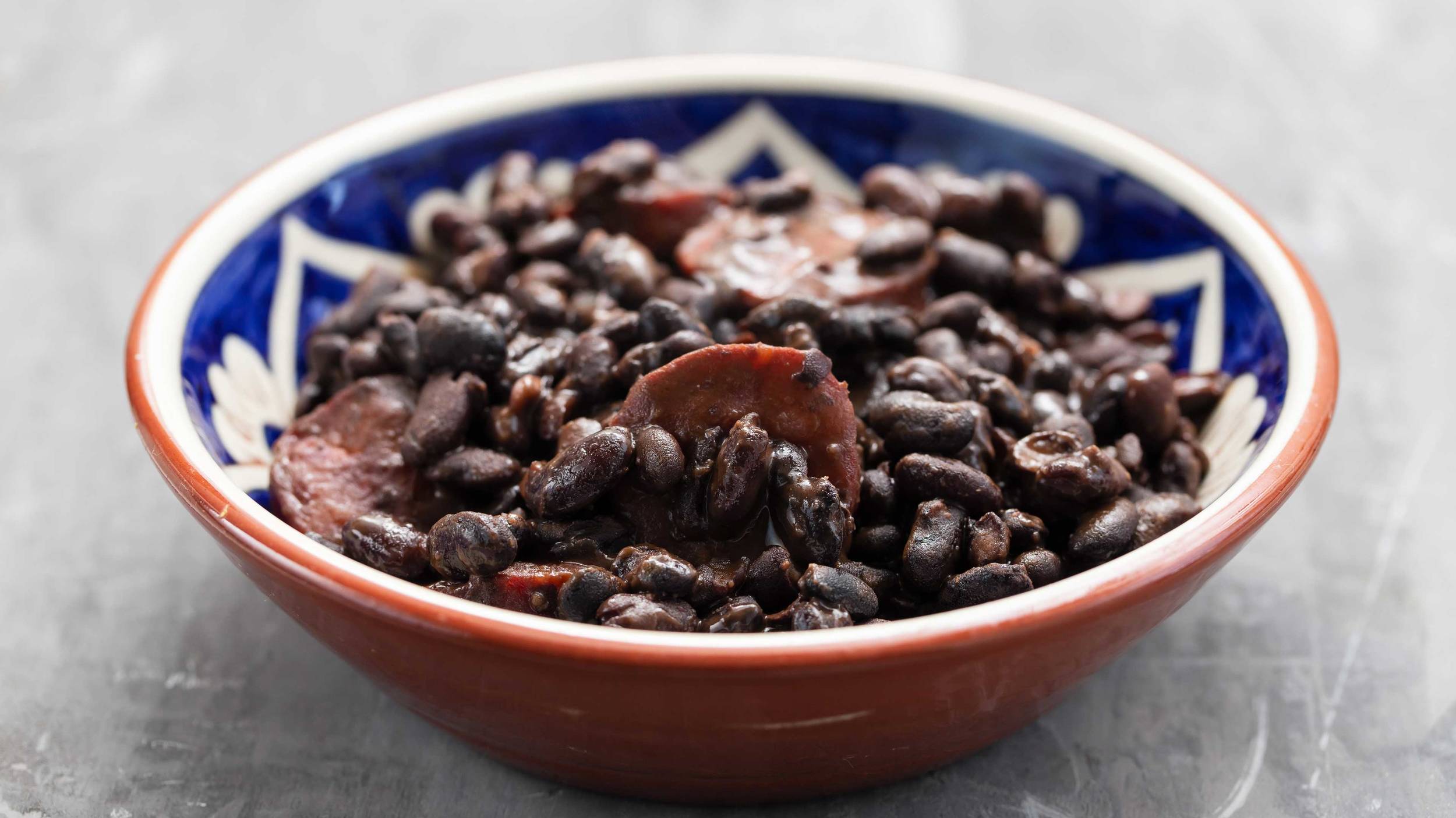Los versátiles porotos negros Los porotos negros son el ingrediente perfecto de guisos, sopas y salsas, y pueden añadirse a burritos y tacos.
