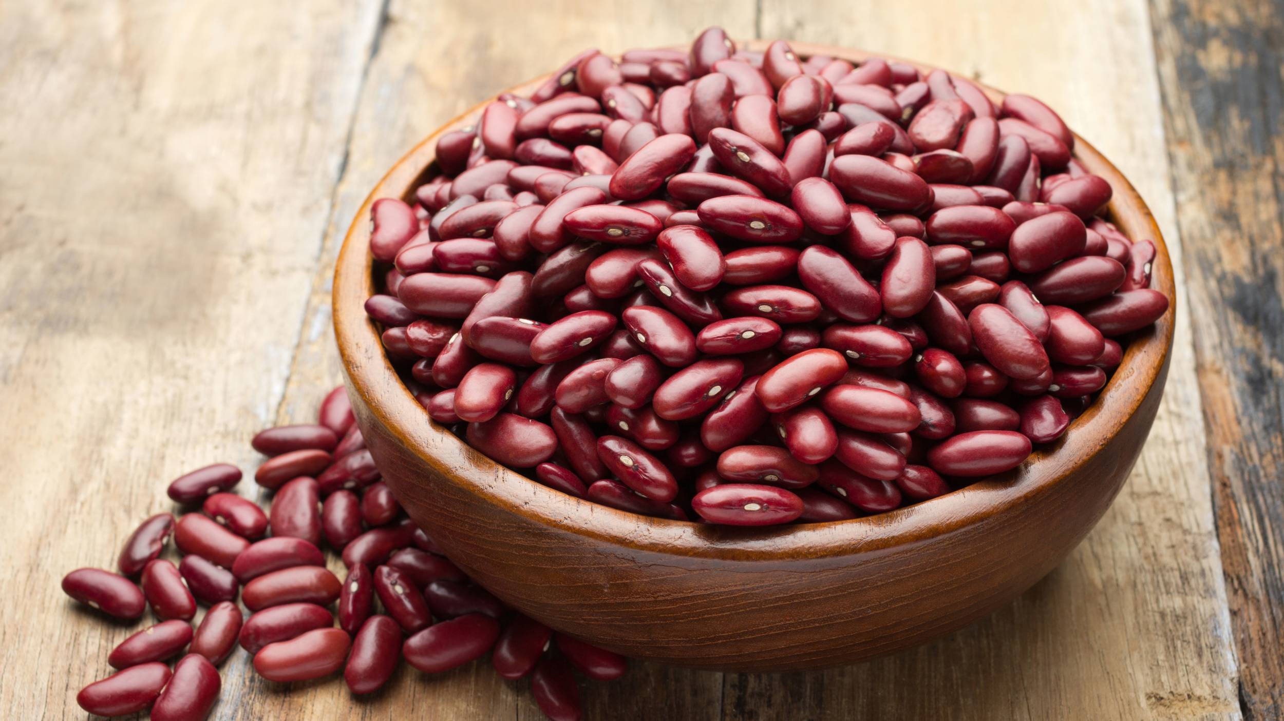 Porotos arriñonados rojo oscuro saludables Los porotos arriñonados rojo oscuro son una buena fuente de proteínas vegetales y una excelente fuente de fibra.