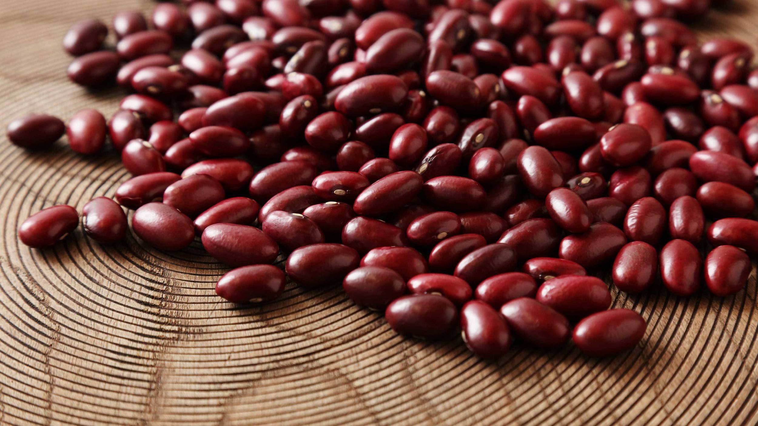 Porotos arriñonados Los porotos arriñonados rojo oscuro son de color marrón rojizo oscuro y tienen forma de riñón, característica a la que deben su nombre.