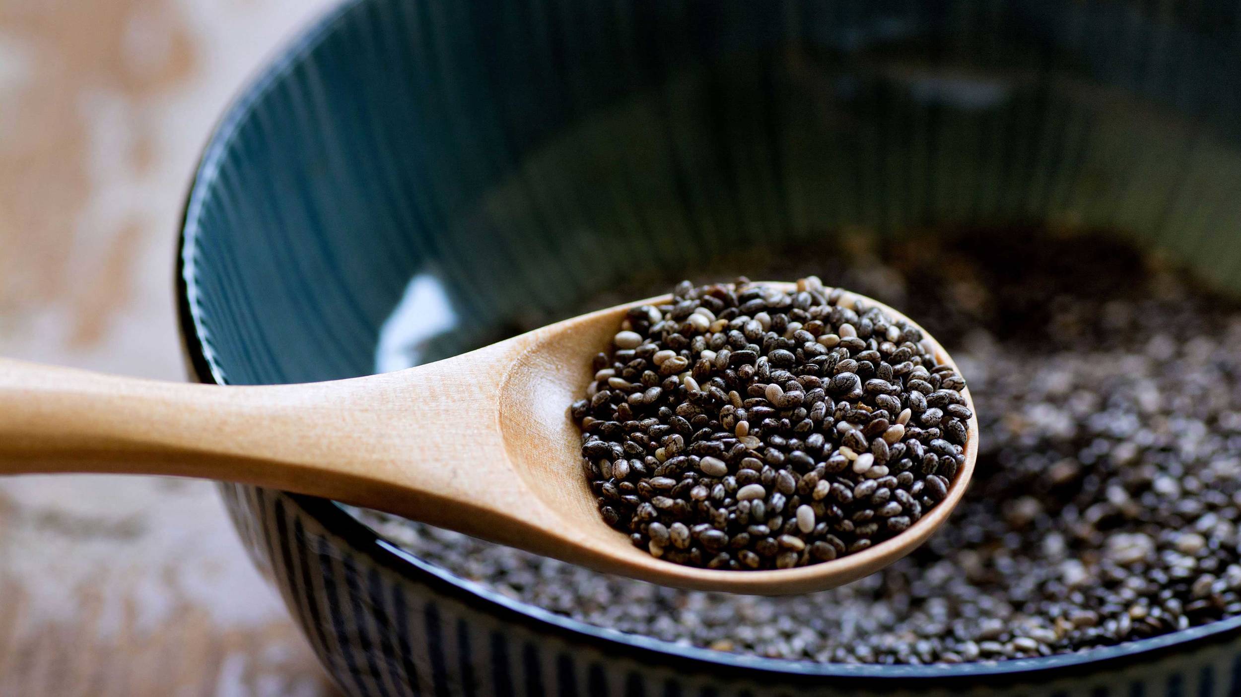 Cuchara de cocina con semillas de chía En los últimos años, las semillas de chía han sido ampliamente reconocidas como un superalimento debido a sus impresionantes propiedades nutricionales y medicinales.