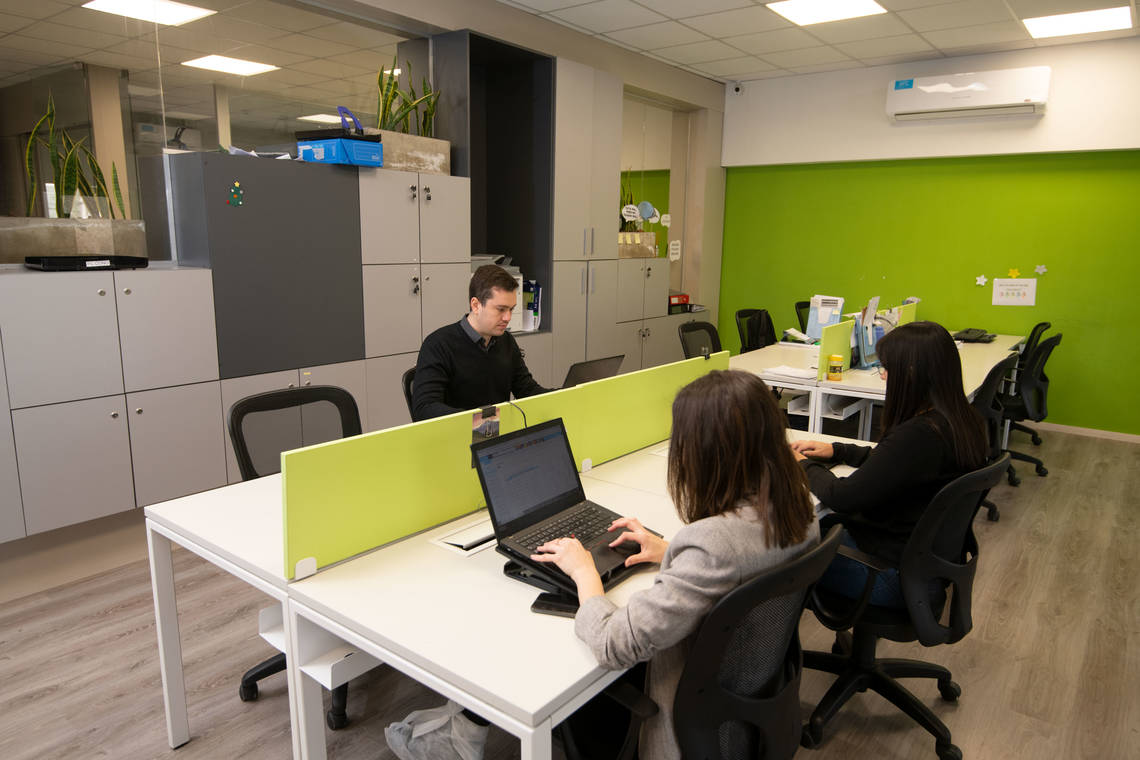 Un equipo de profesionales dedicados a la logística de alimentos El equipo de ventas profesional y multilingüe de Cono cuenta con muchos años de experiencia de trabajo con socios y clientes de todo el mundo.